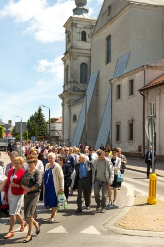 Przemarsz uczestników Jubileuszu Szkoły